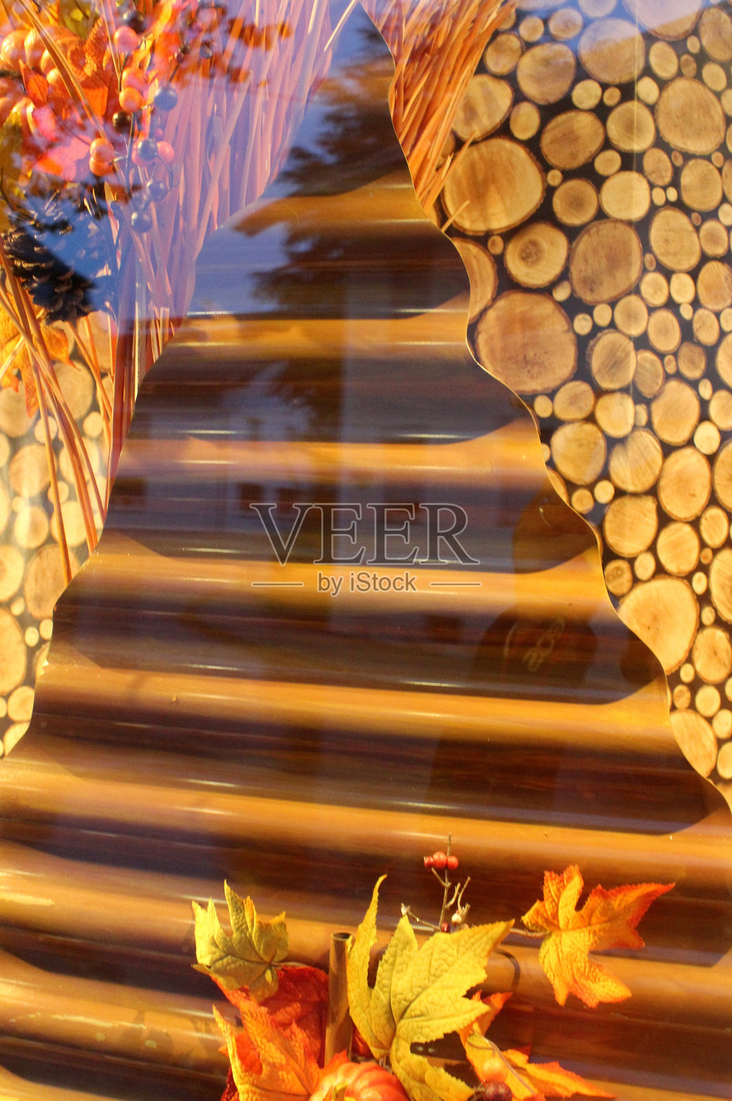 商店的橱窗装饰着美丽的秋天。透过玻璃看到的东西有点模糊:这张照片看起来像一幅画。照片摄影图片