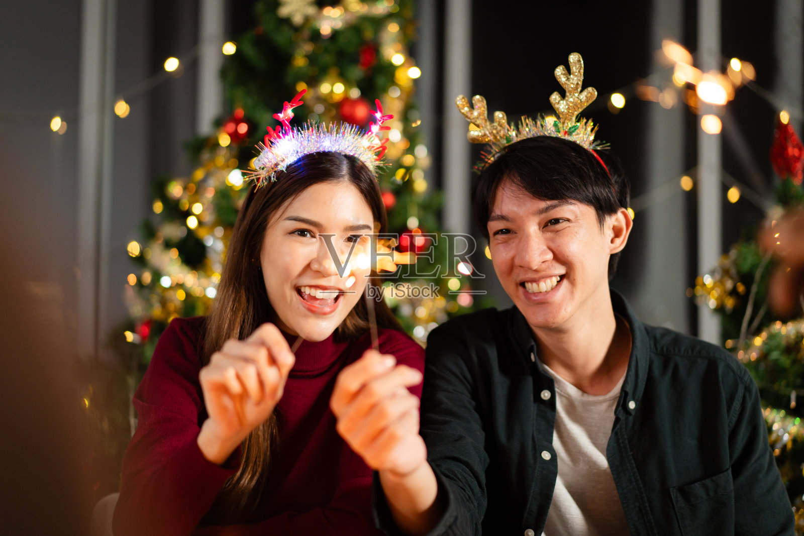 人们一起庆祝圣诞节。照片摄影图片
