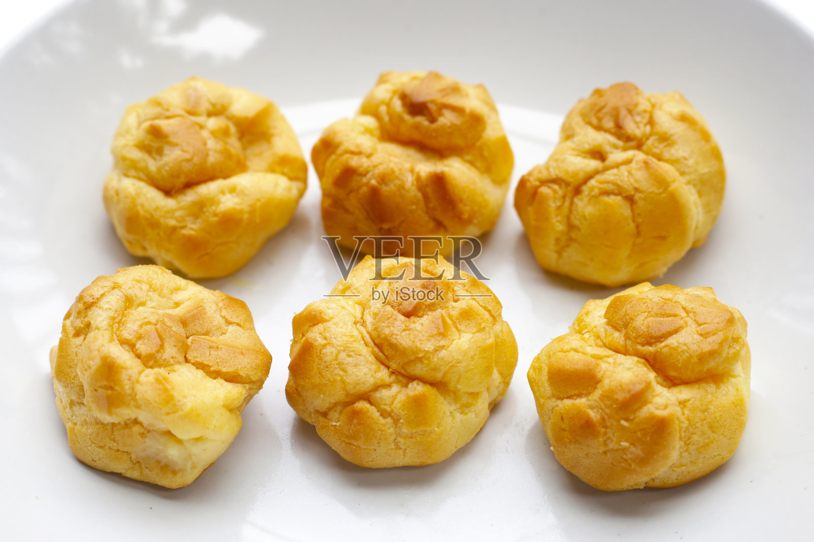 白色背景上的奶油泡芙照片摄影图片