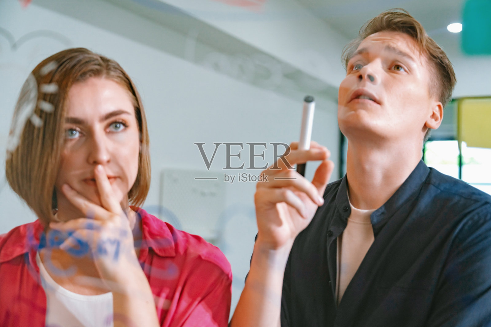 有创意的商务人士讨论如何解决市场问题。完美的。照片摄影图片