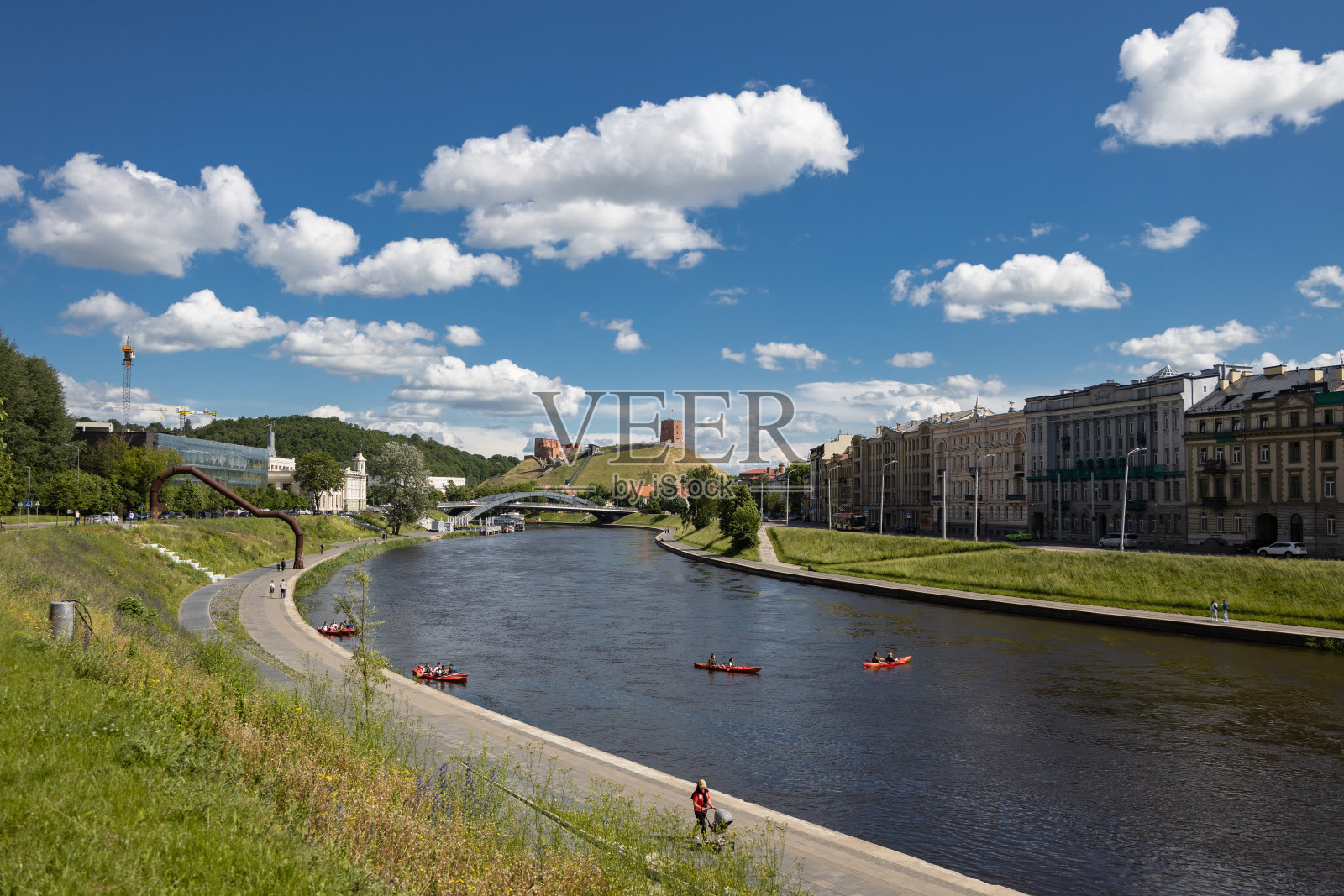 夏天,立陶宛维尔纽斯的涅里斯河和格迪米纳斯山的景色照片摄影图片