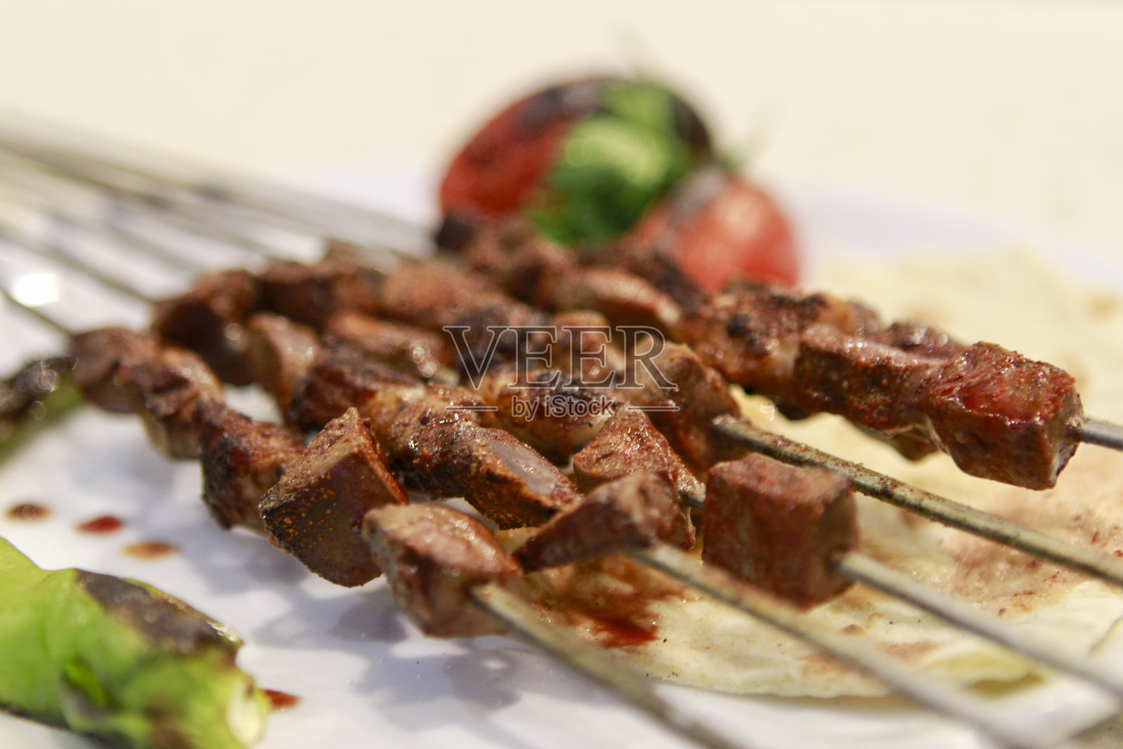 传统美味的土耳其食物;亚达那烤肉串照片摄影图片