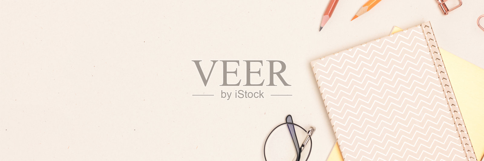 米色背景上印有学习用品和眼镜的横幅。照片摄影图片