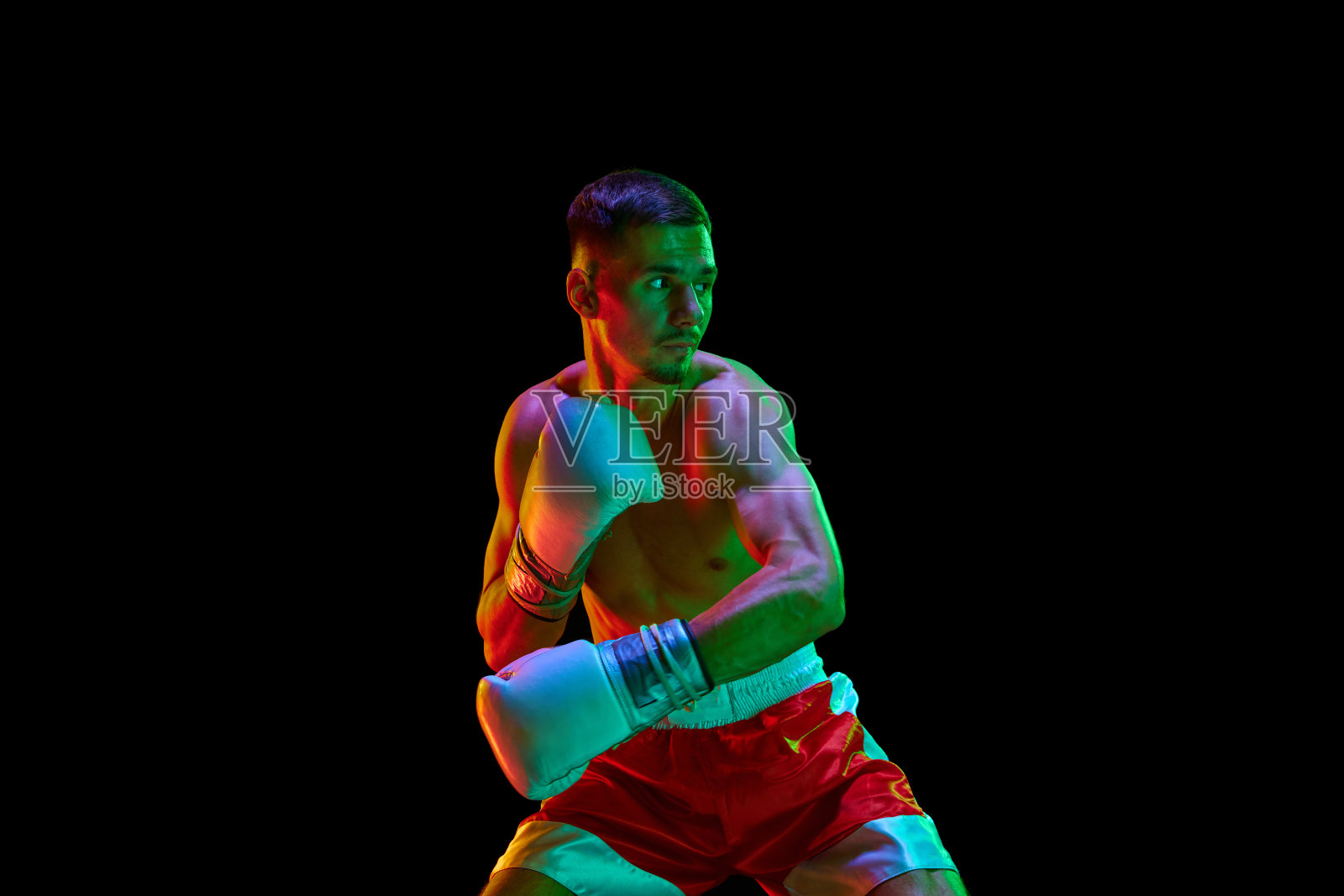 赤膊拳击手,综合格斗选手准备对抗黑色模式背景在混合霓虹灯过滤器,光。照片摄影图片