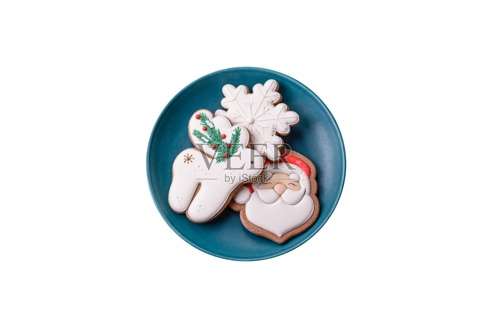 漂亮的圣诞姜饼饼干放在一个圆形的陶瓷盘子里照片摄影图片