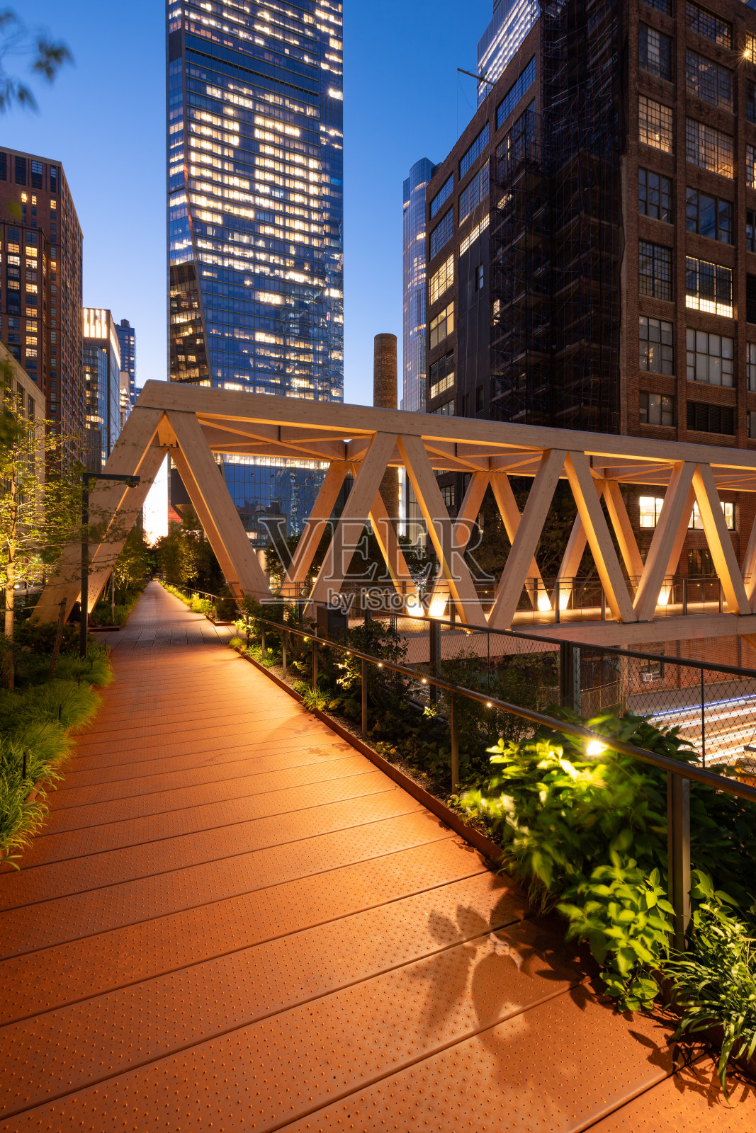 高线公园傍晚的木构桁架桥。哈德逊广场附近,切尔西,曼哈顿,纽约市照片摄影图片