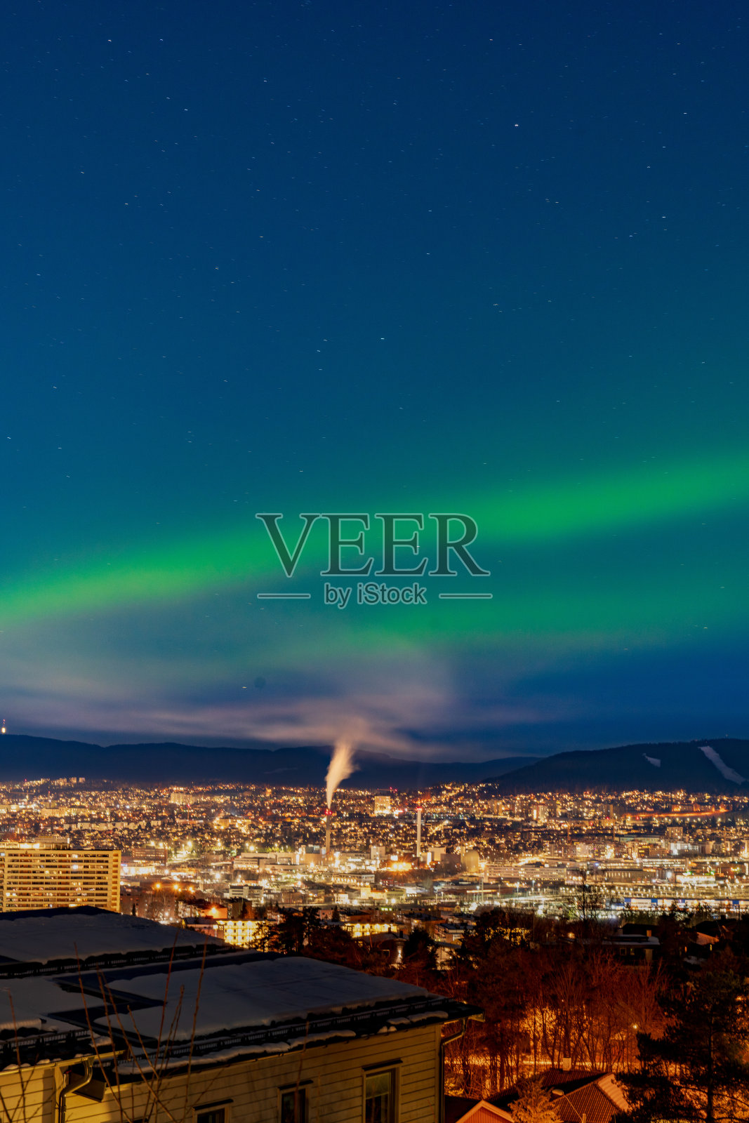 奥斯陆上空微弱的北极光照片摄影图片