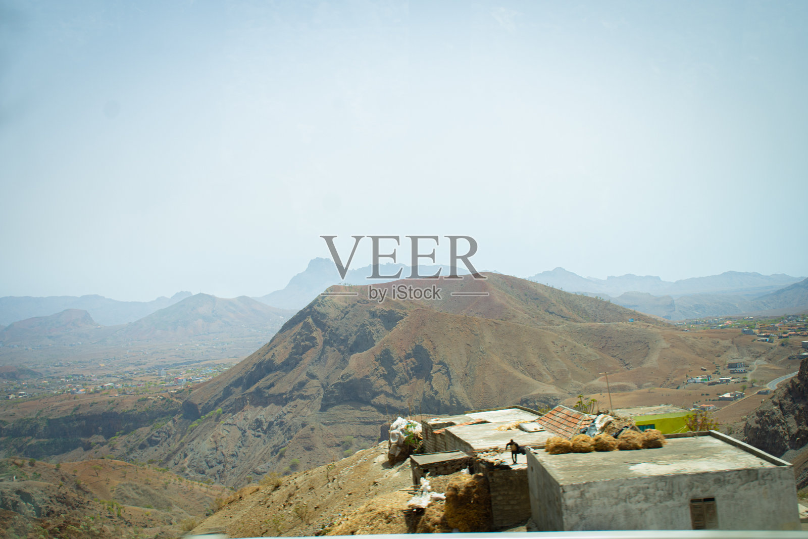 有山有绿的田野。照片摄影图片