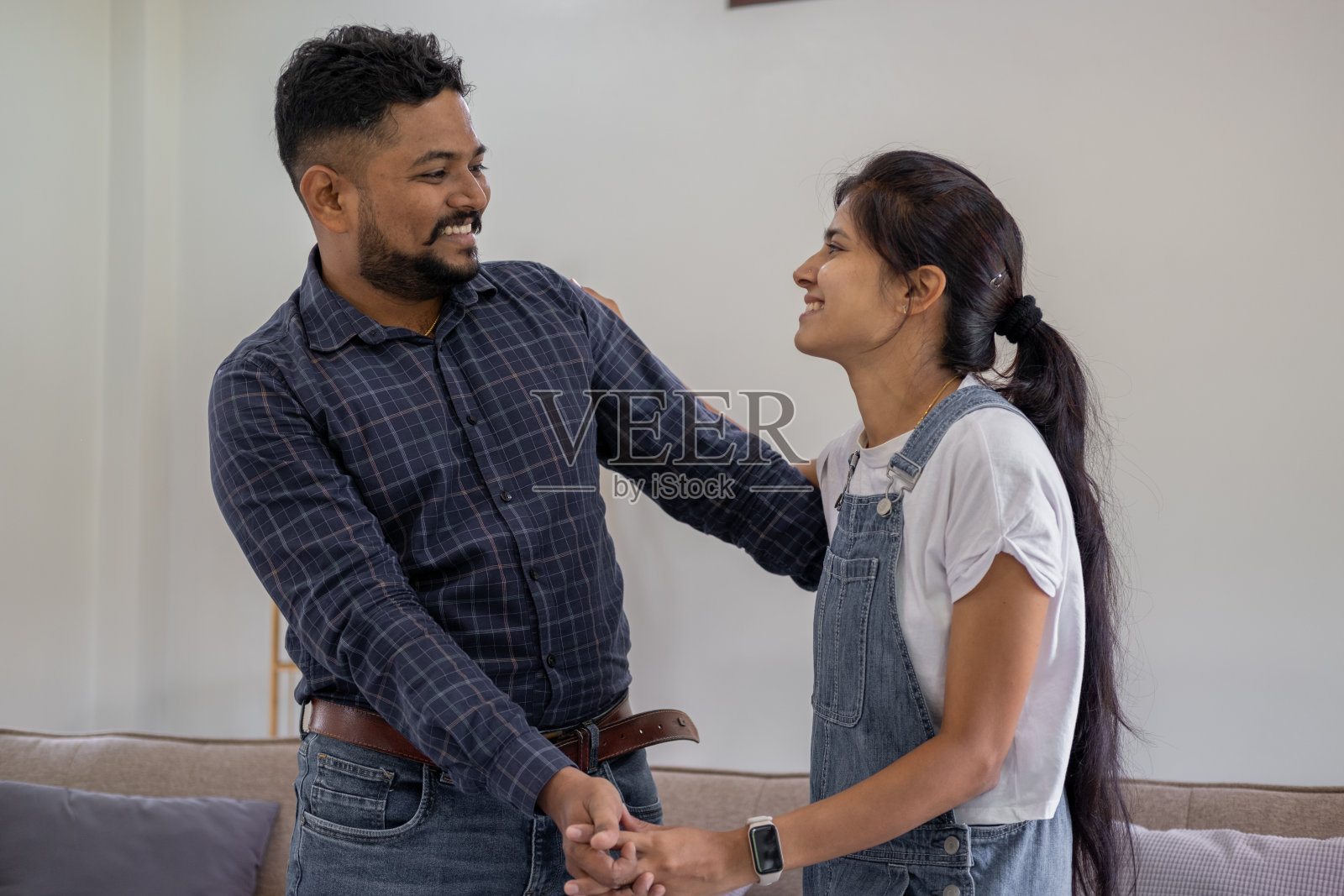 幸福的印度年轻夫妇,成年白人男人,女人,丈夫和妻子在家里跳舞照片摄影图片