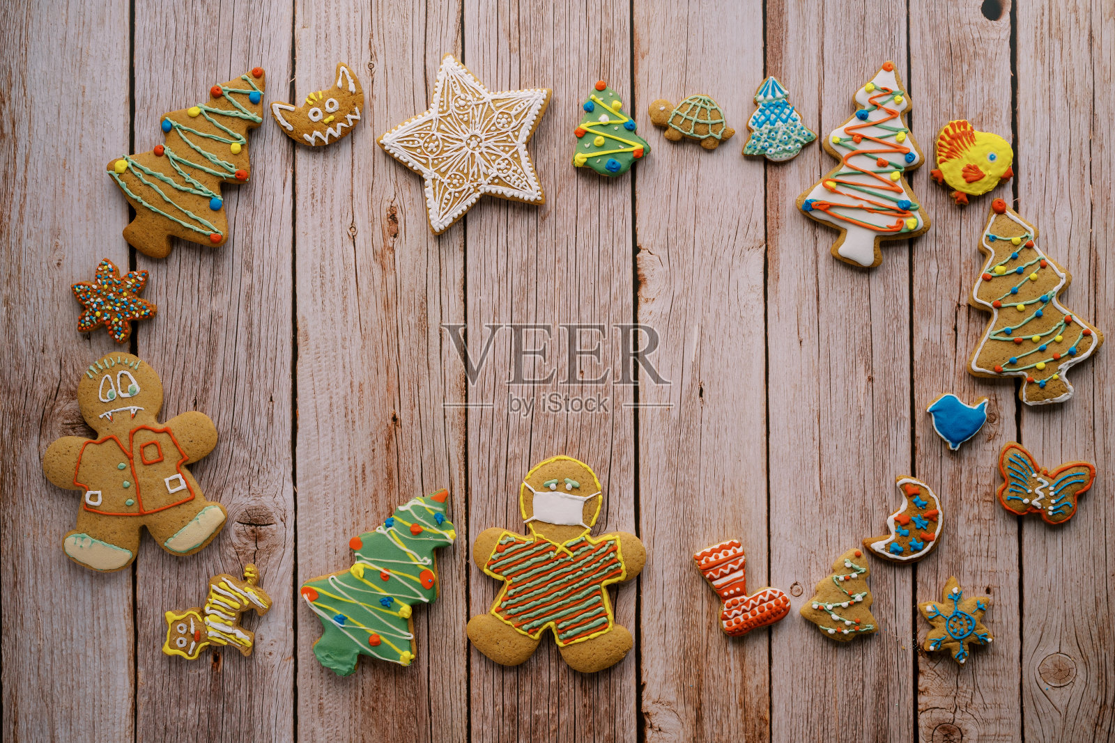 木桌边缘的彩色椭圆形釉面饼干装饰照片摄影图片