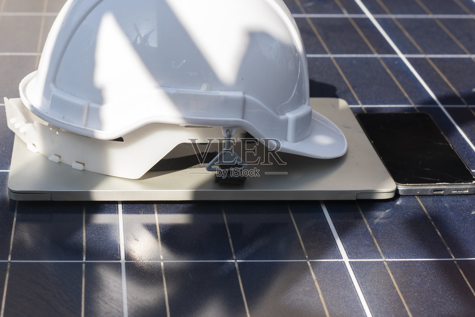 太阳能系统维护设备。照片摄影图片