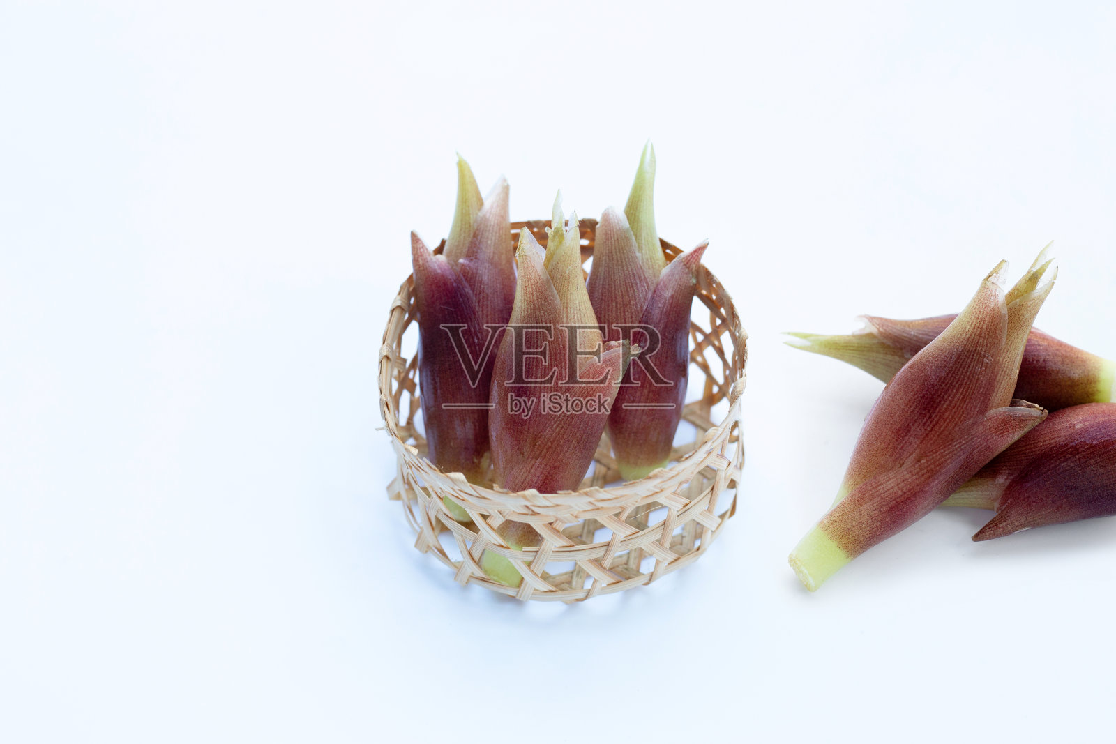 白色背景上的新鲜瑜伽。照片摄影图片