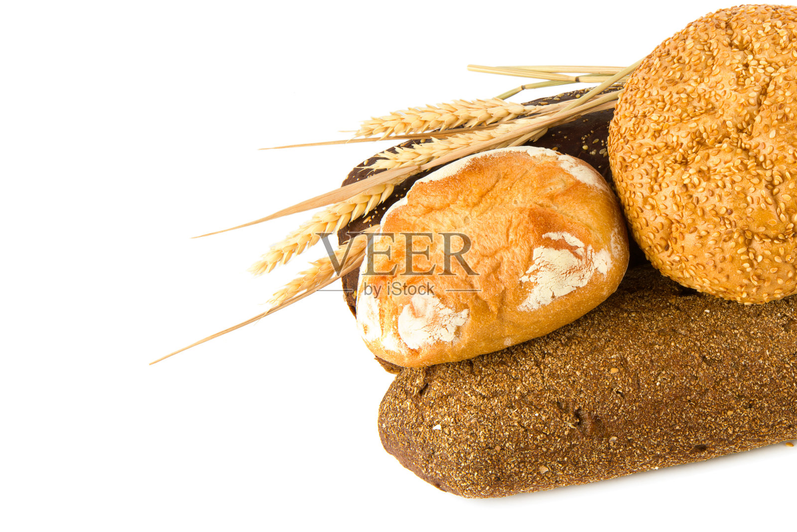 白色背景上的面包、长棍面包和甜糕点。照片摄影图片