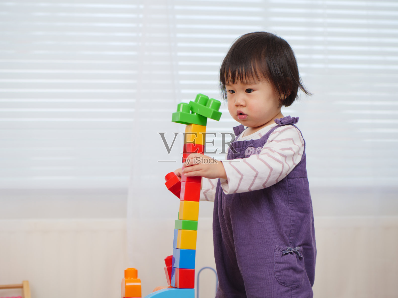 可爱的幼童在家里玩玩具照片摄影图片