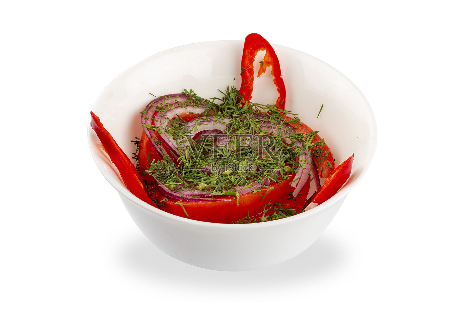 番茄沙拉,甜椒,辣椒和洋葱。在白色的背景上。照片摄影图片