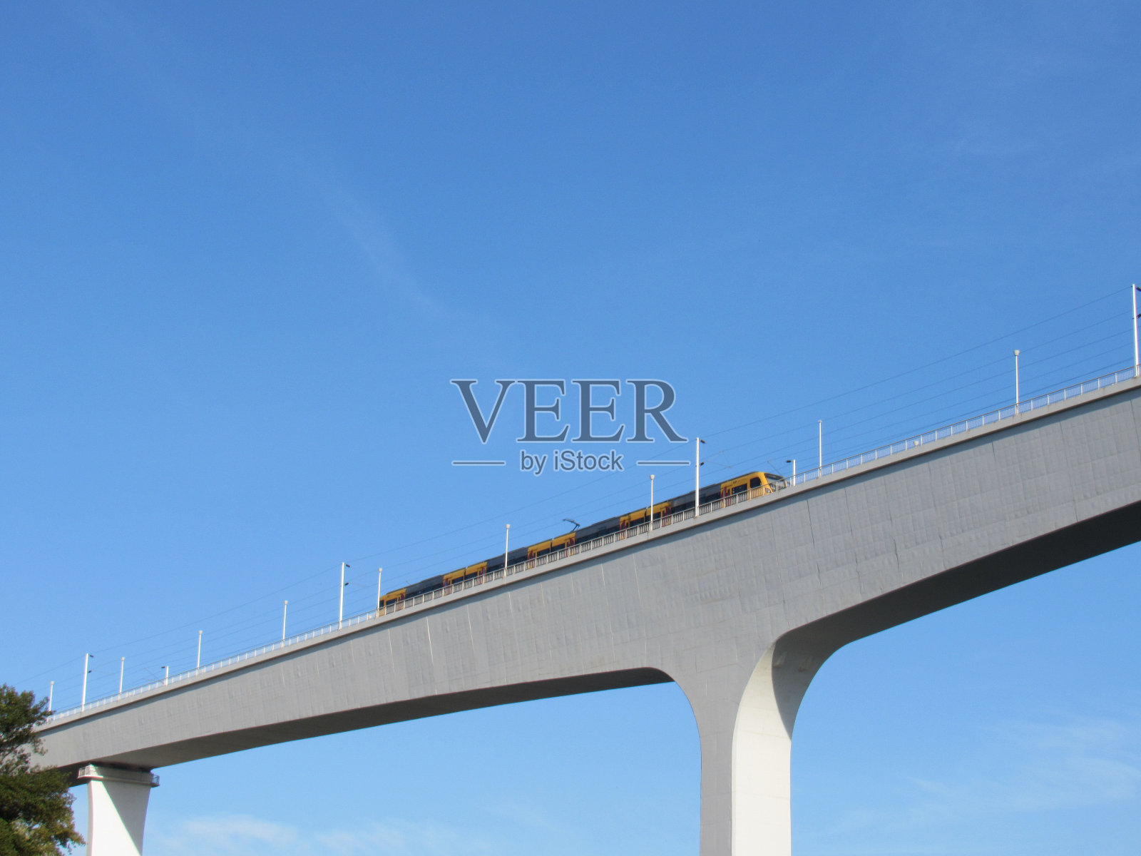 从杜罗河上的船上看到的波尔图市。照片摄影图片