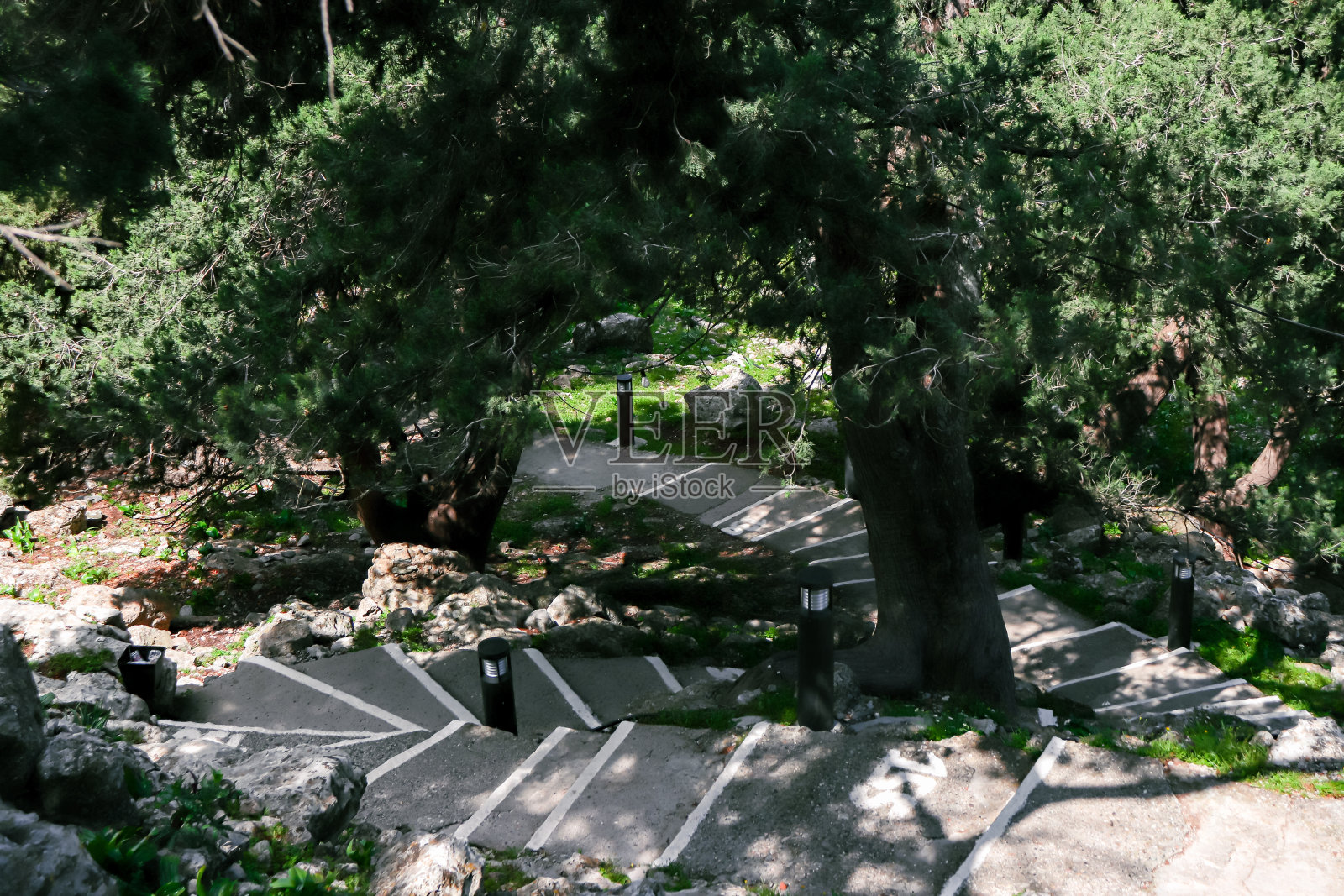 白色的石阶通向圣母玛利亚教堂(Kyra Psili)。照片摄影图片