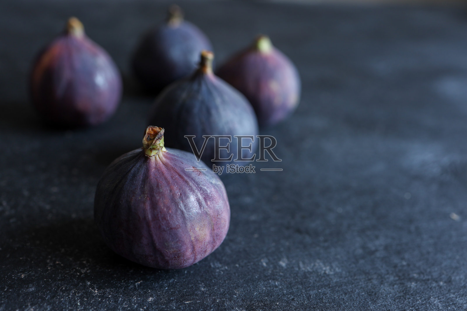新鲜成熟的无花果,黑色背景,俯视图照片摄影图片