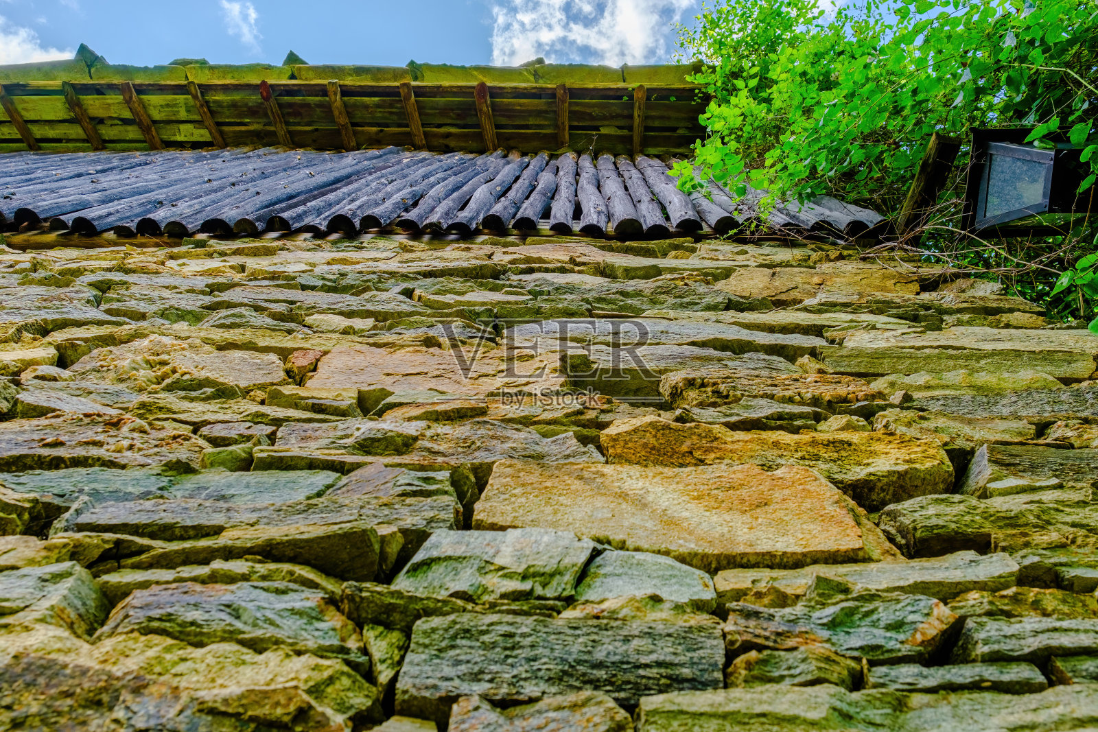 罗多比山脉的莱什滕山村照片摄影图片