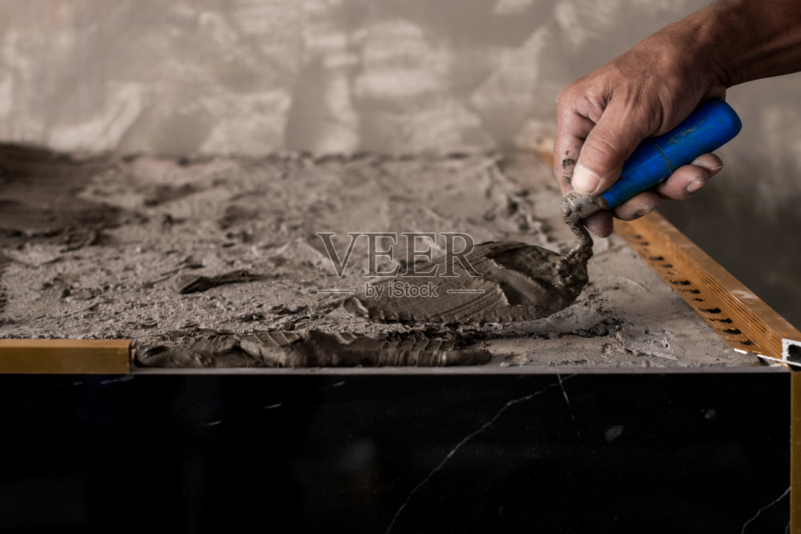 专业瓷砖为厨房台面、家居装修、建筑概念铺瓷砖准备粘接面照片摄影图片