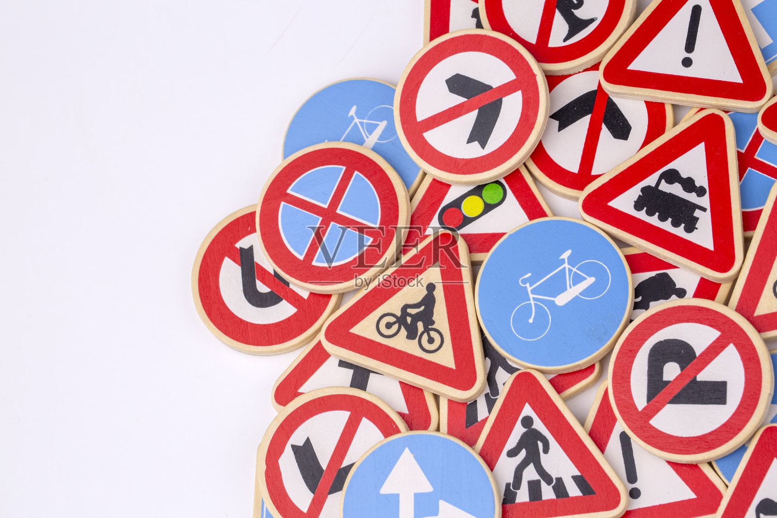 不同颜色的交通标志隔离照片摄影图片