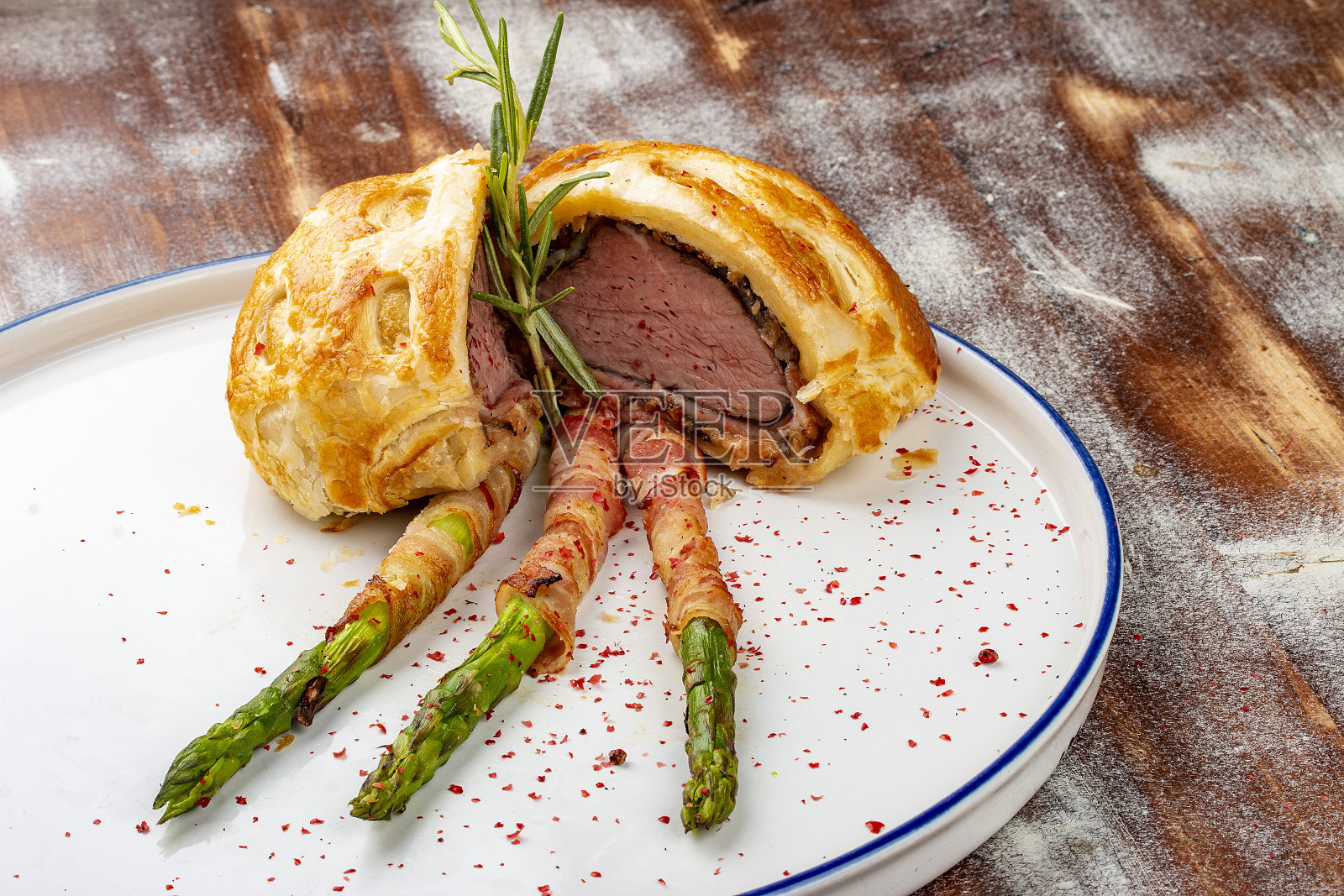 惠灵顿牛肉,配培根卷。高级烹饪。在木制背景上。照片摄影图片