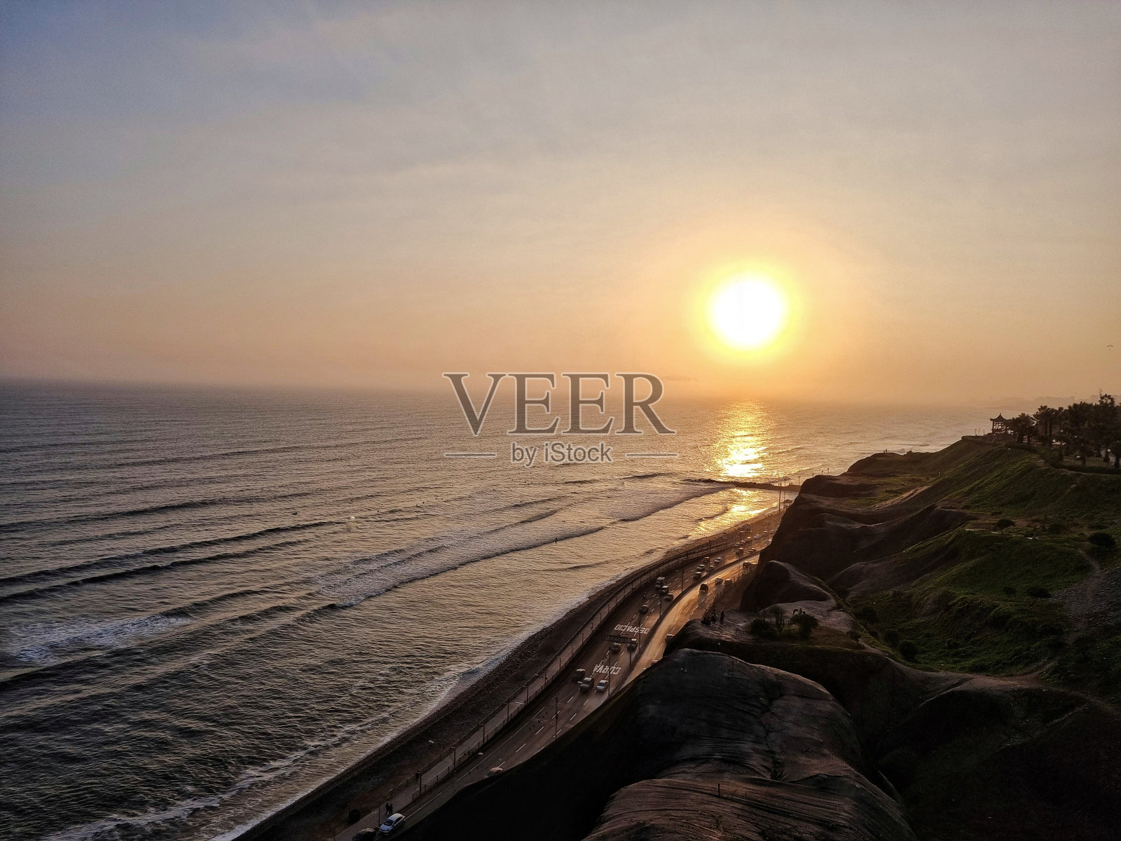 日落在太平洋,利马。照片摄影图片