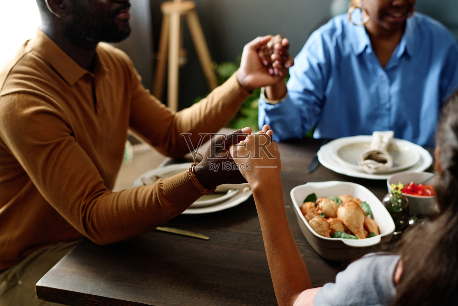 关注家庭成员在节日里用手感谢上帝照片摄影图片