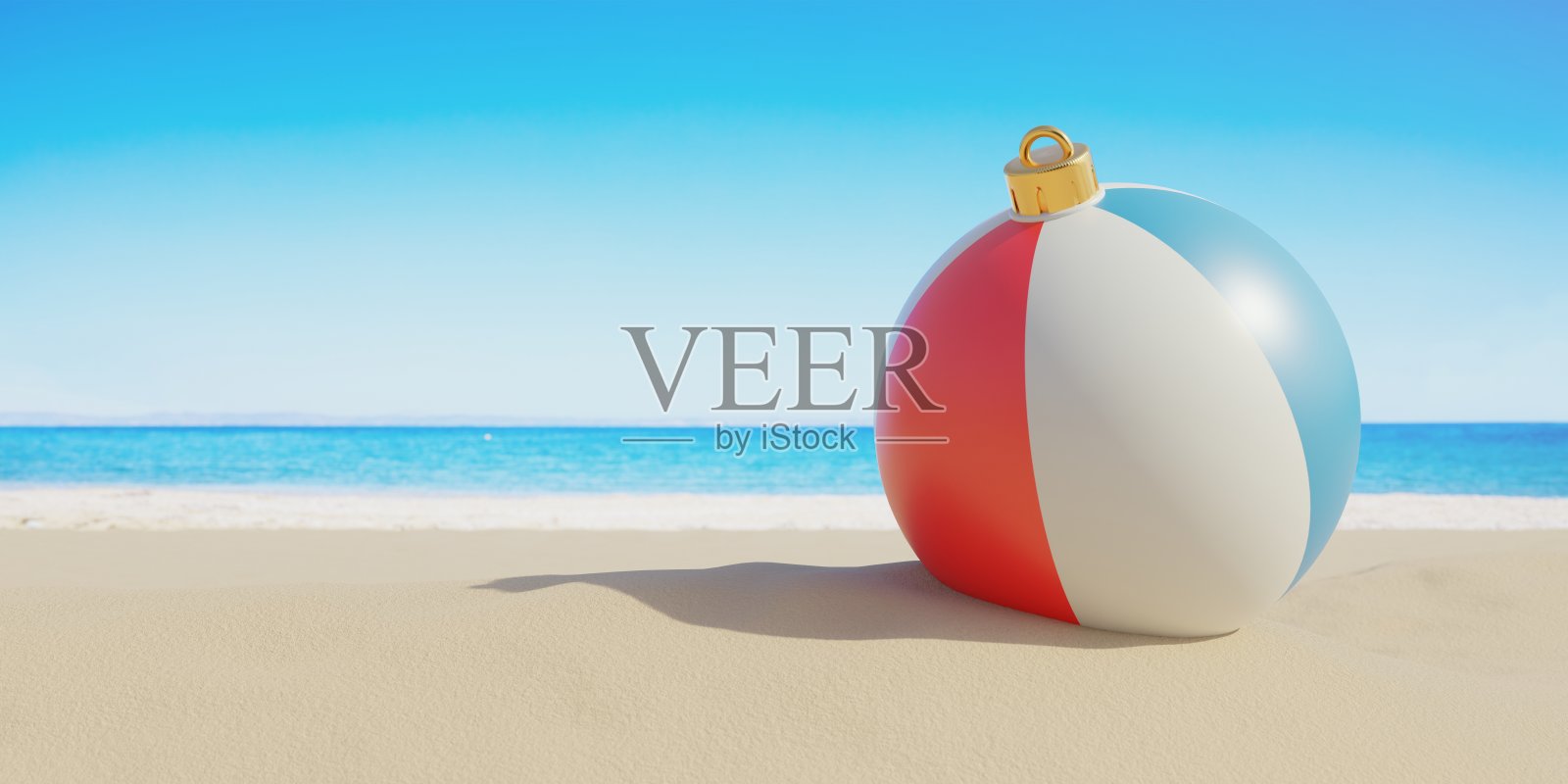 夏天的圣诞节,沙滩球圣诞装饰以空旷的沙滩为背景,阳光明媚的日子,蔚蓝的天空,平静的大海。副本的空间。照片摄影图片
