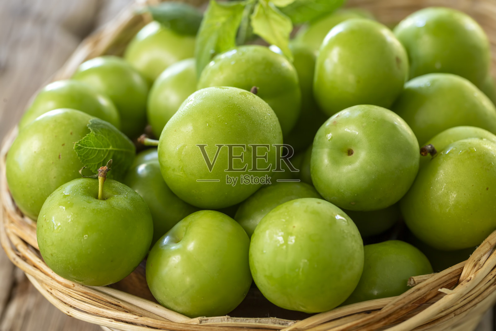 篮子里的青梅或青梅特写照片摄影图片