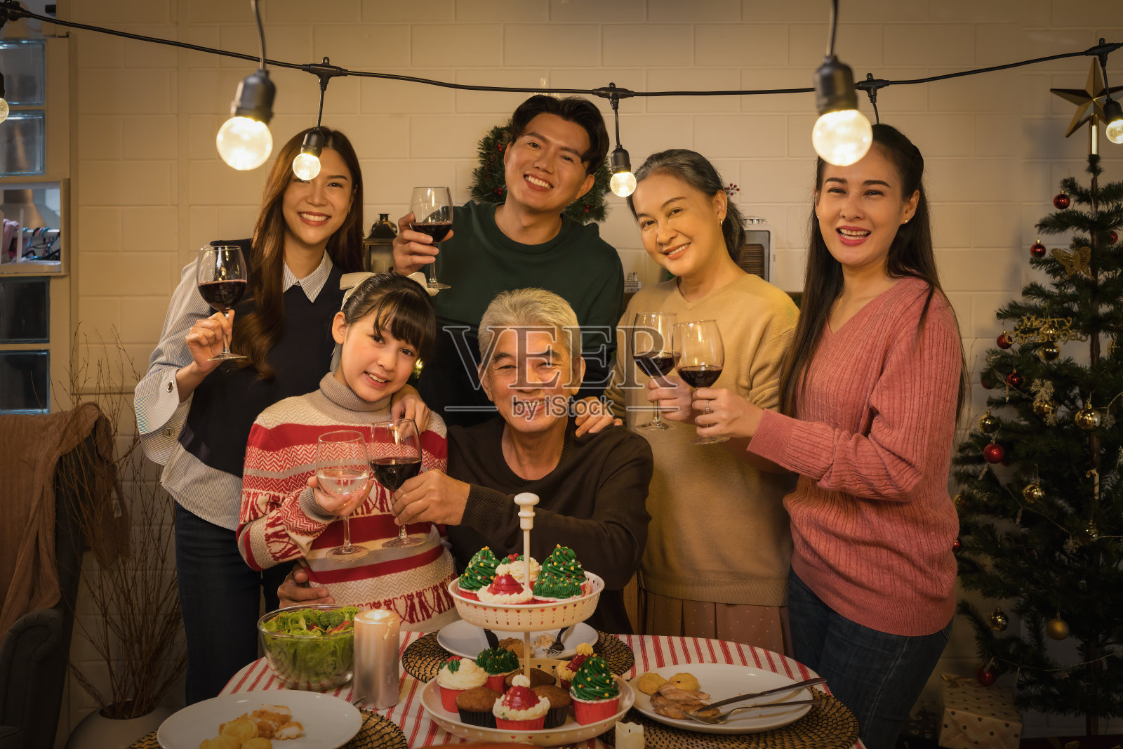 幸福的亚洲家庭与多代人一起在家里庆祝感恩节和圣诞节的传统晚餐照片摄影图片