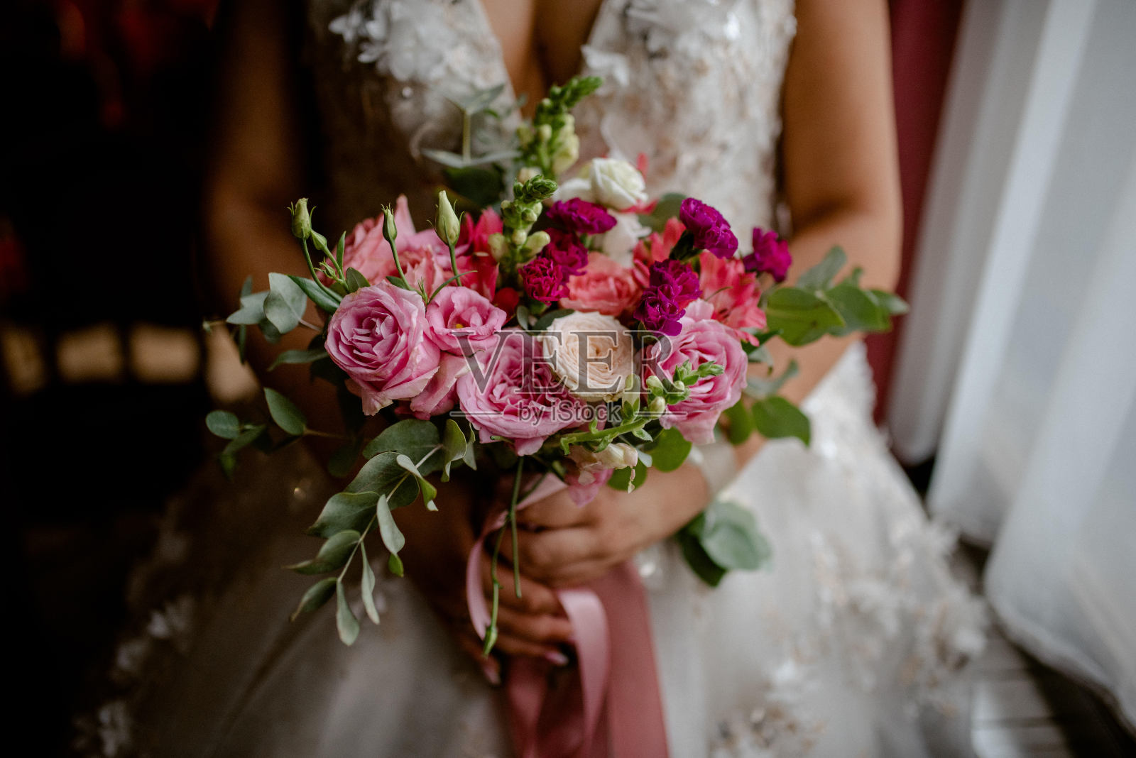 美丽的婚礼新娘花束。照片摄影图片