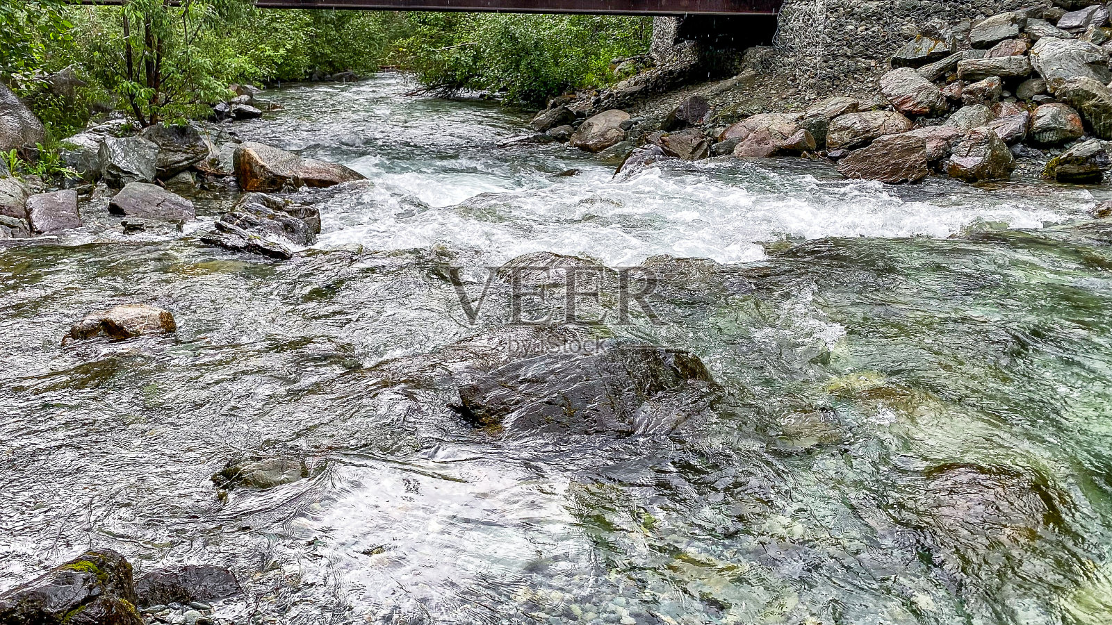 阿拉斯加的自由瀑布照片摄影图片