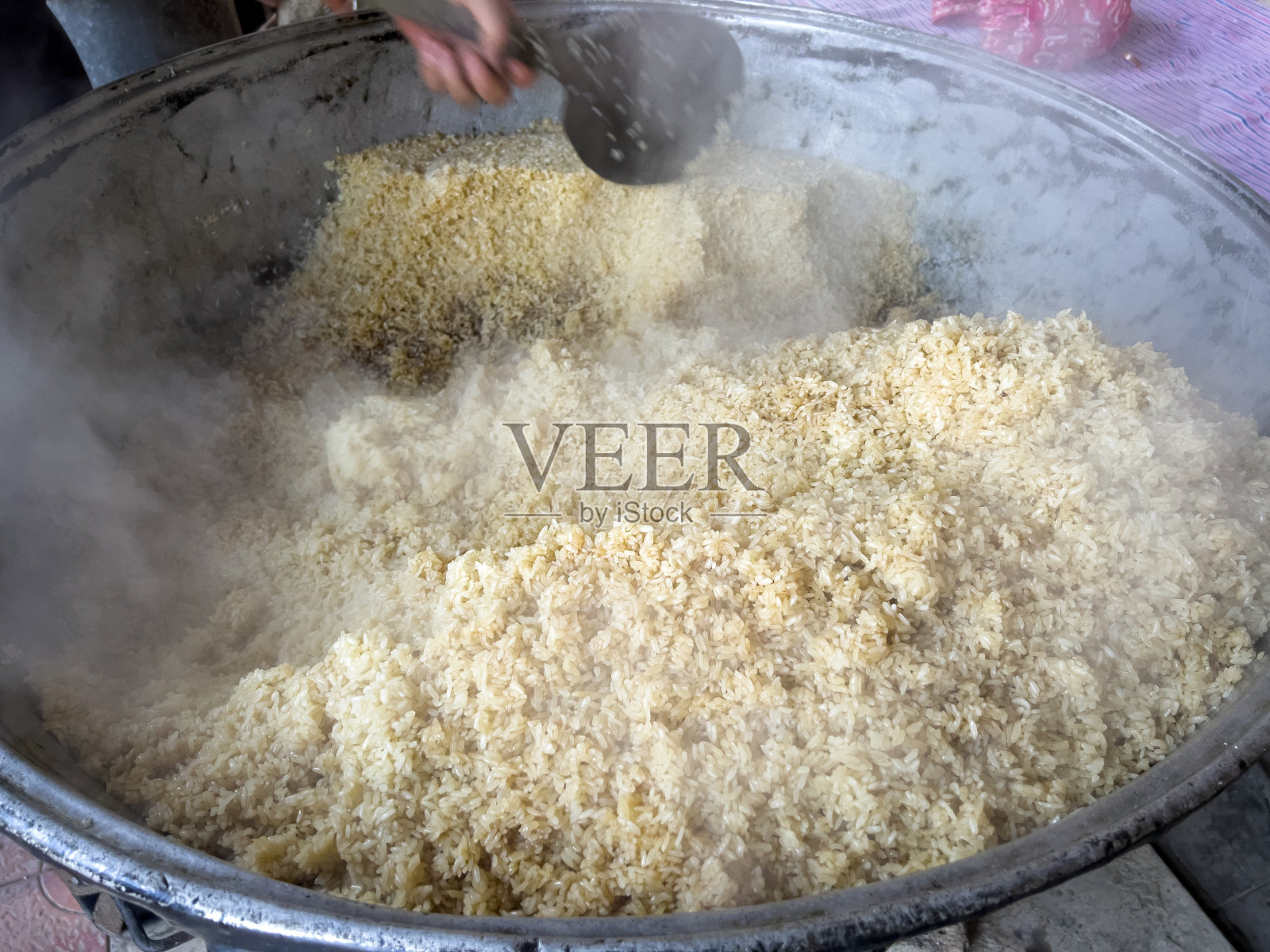 新鲜的牛肉煮好了,冒着烟。照片摄影图片