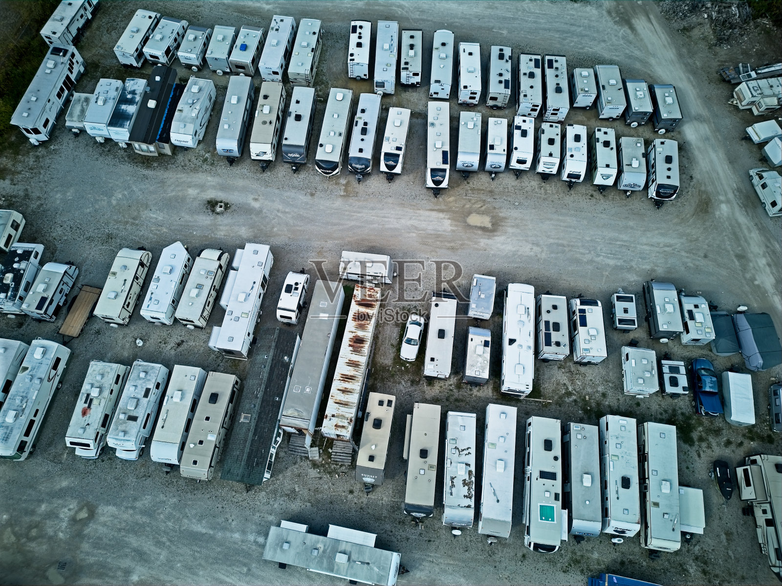 停放在冬季的休闲车照片摄影图片