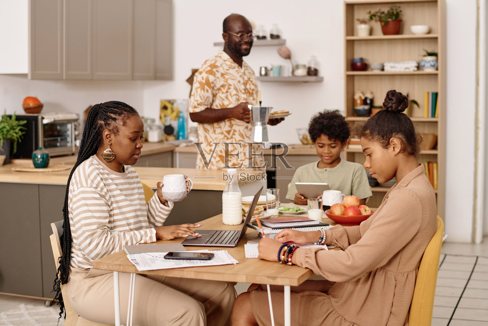 黑人家庭吃早餐照片摄影图片