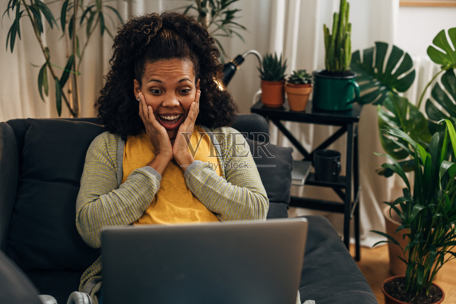 家里有多种族的女人照片摄影图片