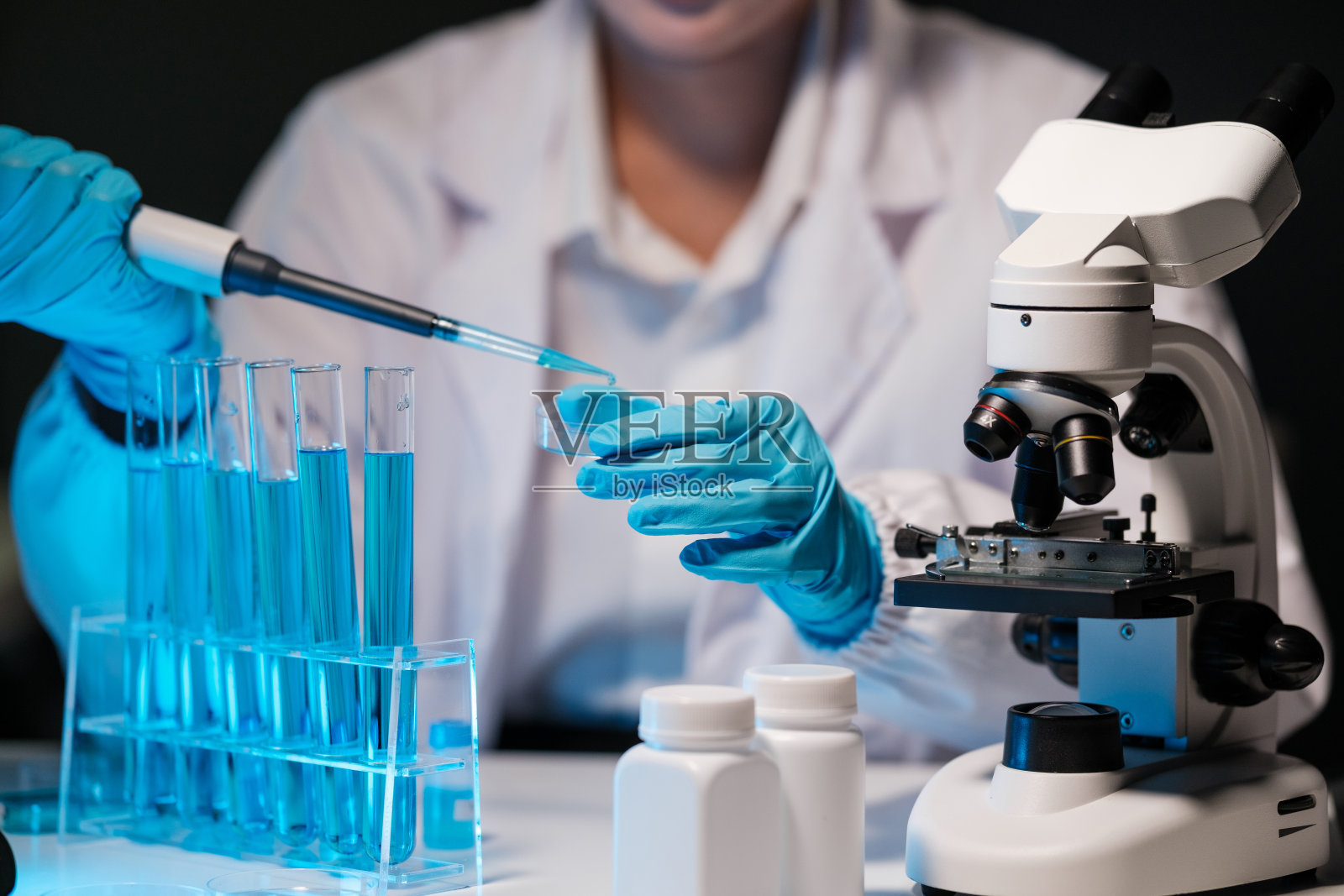 科学家将样本放入培养皿照片摄影图片