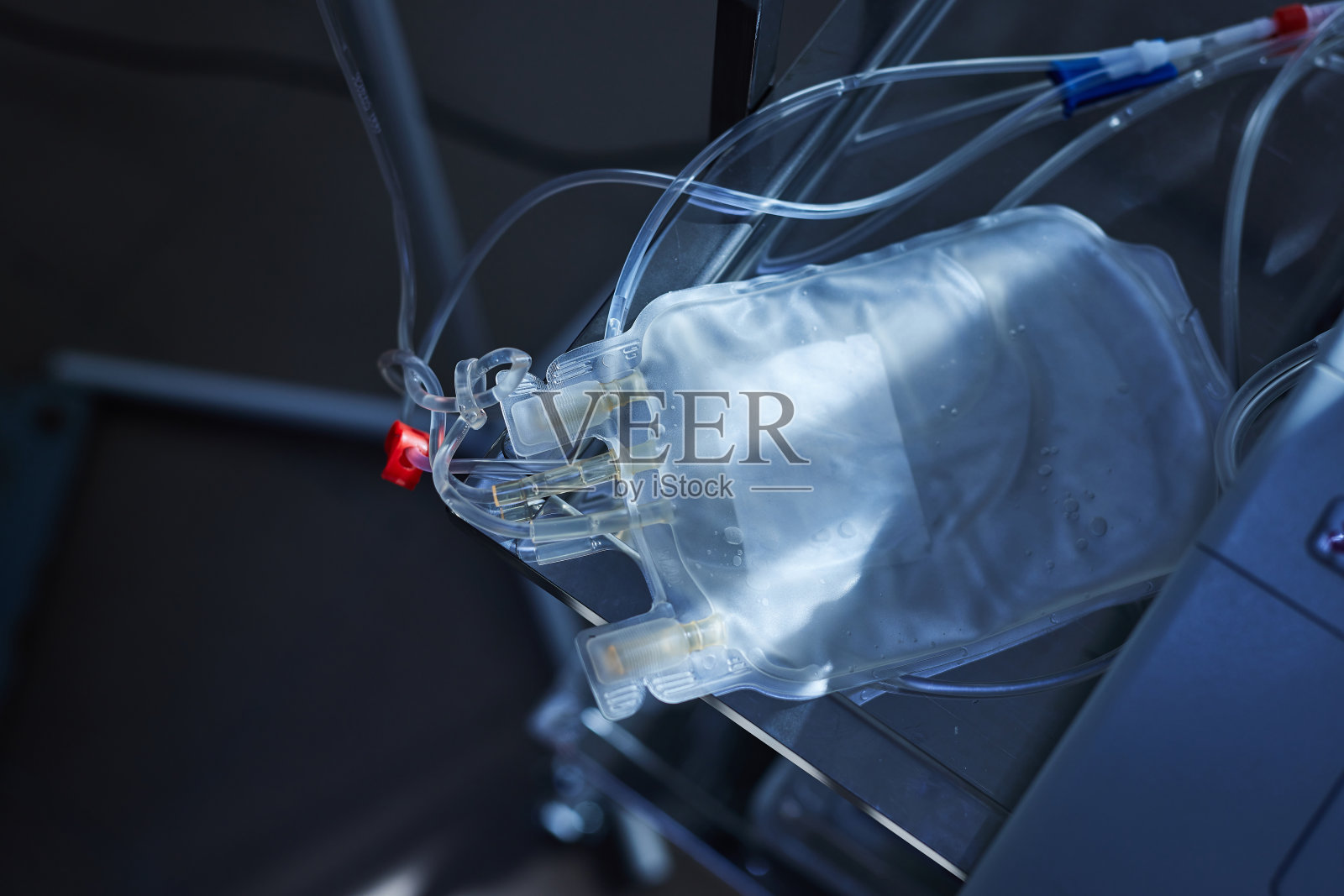 一袋输血用的生理盐水照片摄影图片