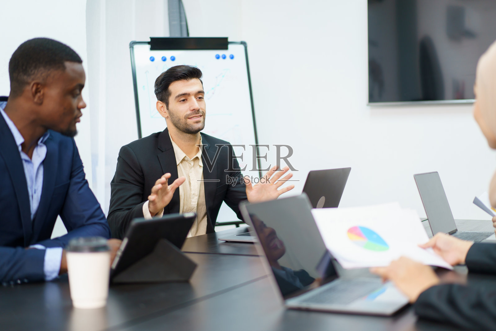 商务人士开会照片摄影图片