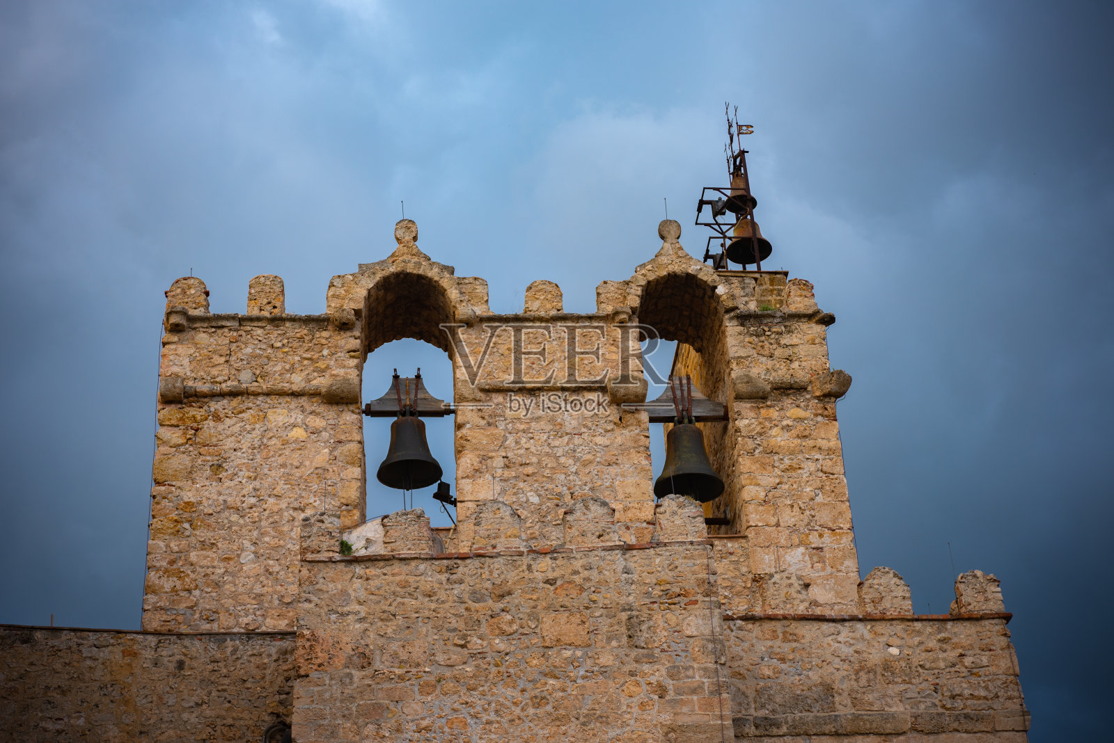 意大利南部巴勒莫附近monreale大教堂的钟楼照片摄影图片