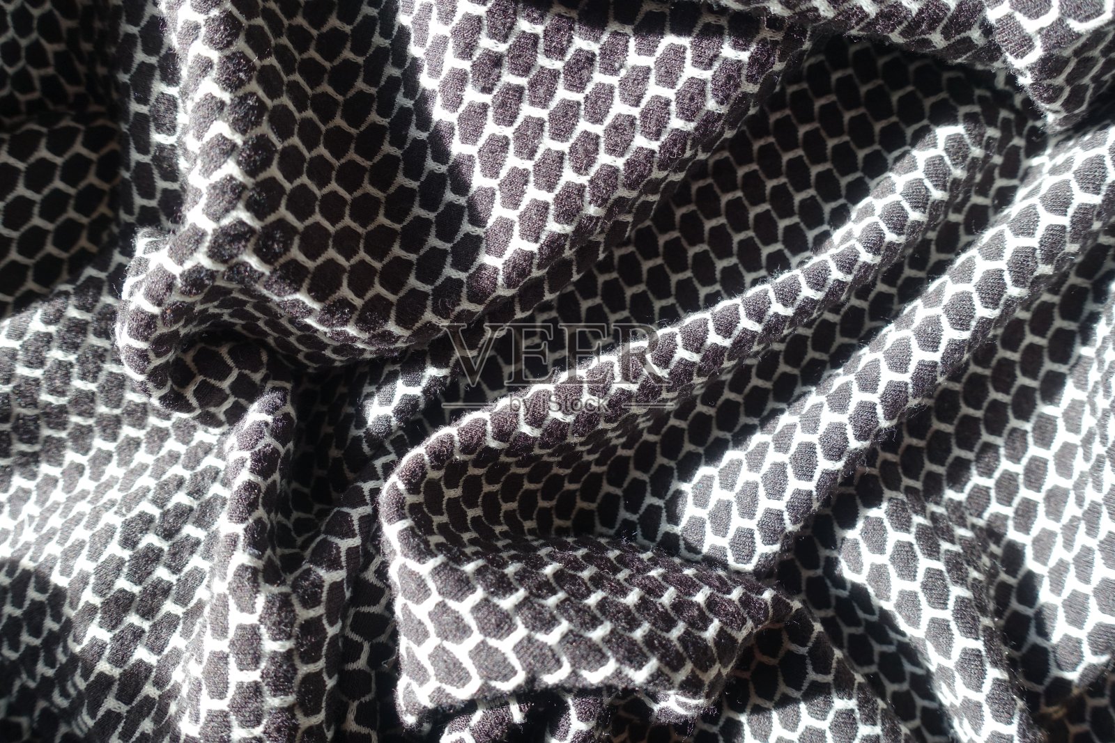 带蜂窝图案的黑白色针织褶皱织物照片摄影图片