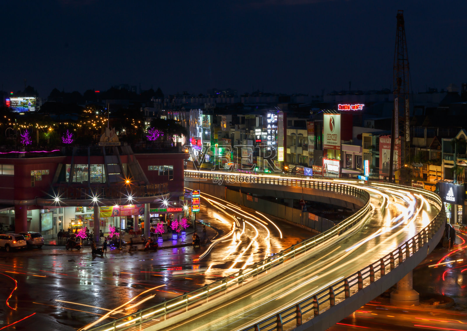 夜晚的胡志明市立交桥照片摄影图片