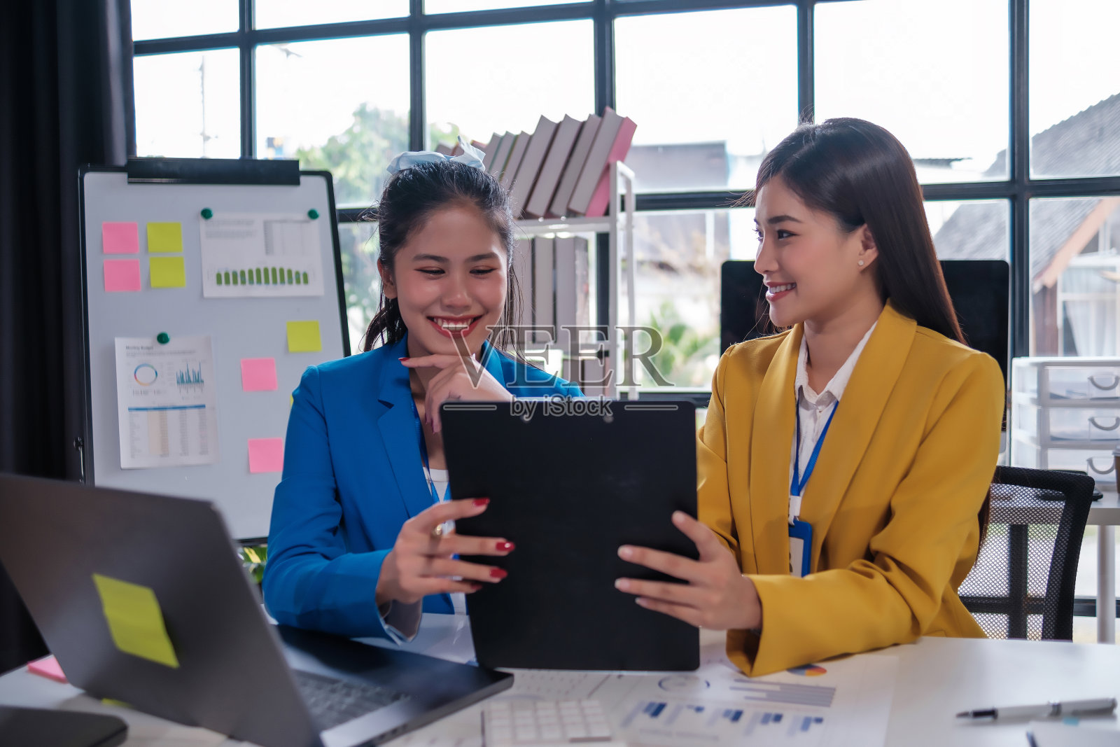 创意商务人士在办公室策划一个项目。现代工作场所的团队合作,一群商务人士在科技公司开会。照片摄影图片