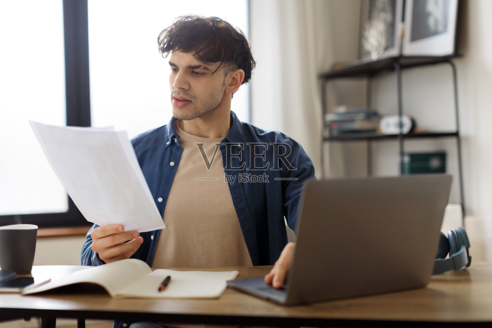 忧心忡忡的商人在办公室阅读文件遇到问题照片摄影图片