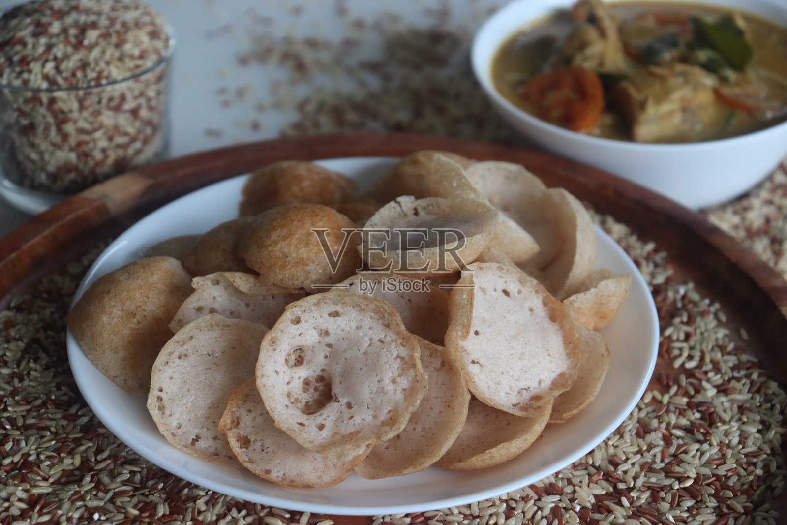 Rajamudi米饭配喀拉拉邦风格的咖喱鸡。照片摄影图片