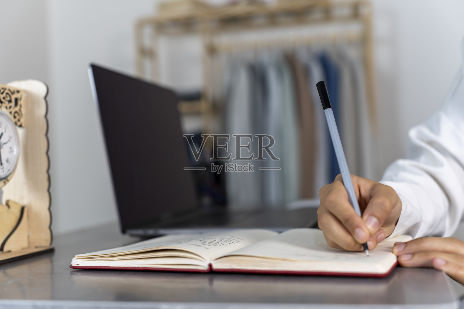 女性模特在笔记本上写作照片摄影图片