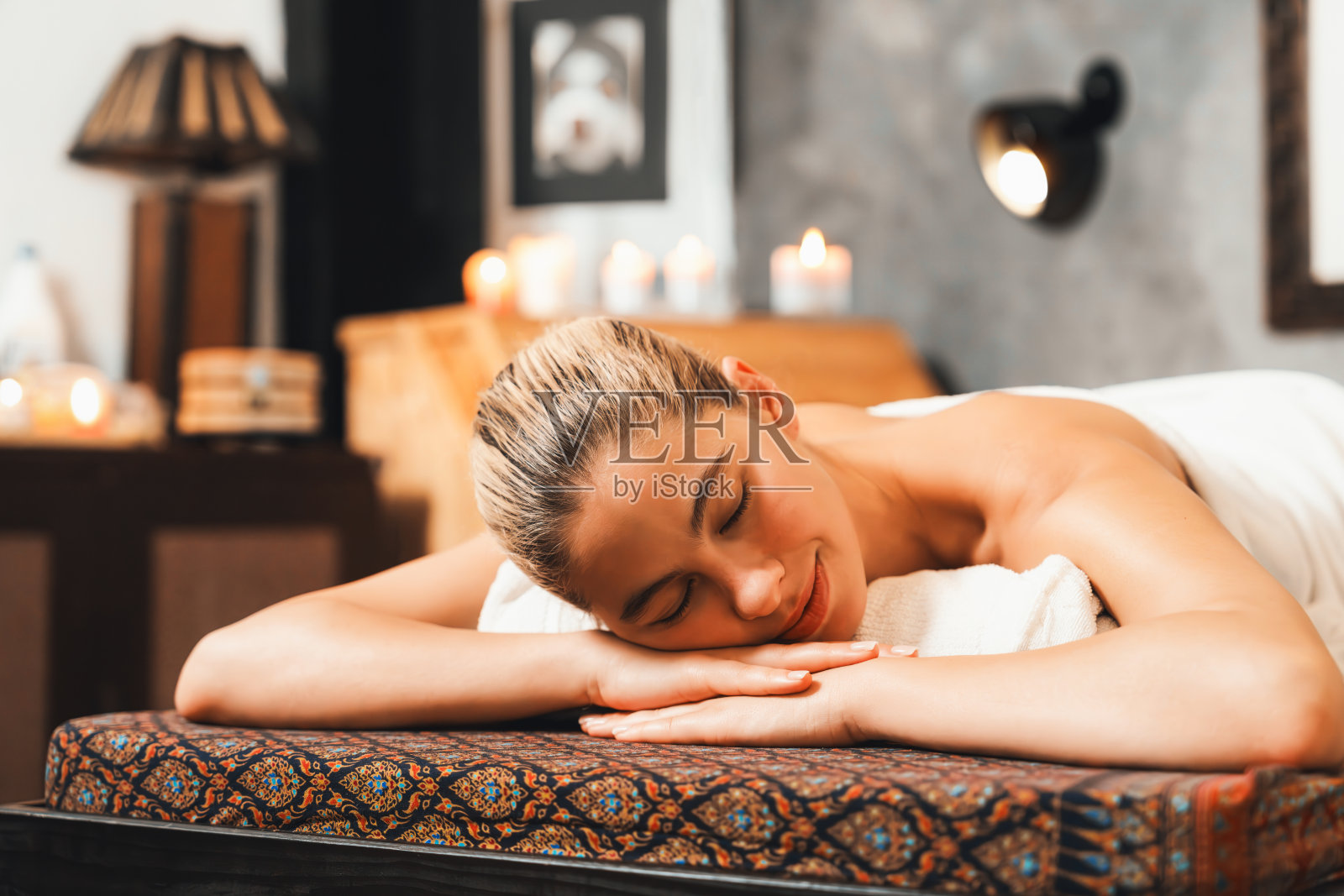 美丽的高加索女人躺在桑拿柜前的水疗床上。宁静。照片摄影图片