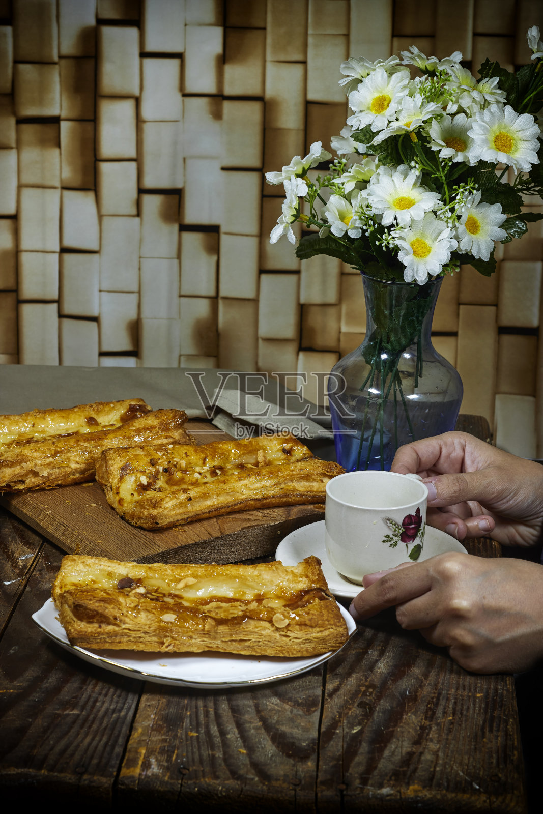 早上的概念,女人喝咖啡和自制的酥皮苹果挞照片摄影图片