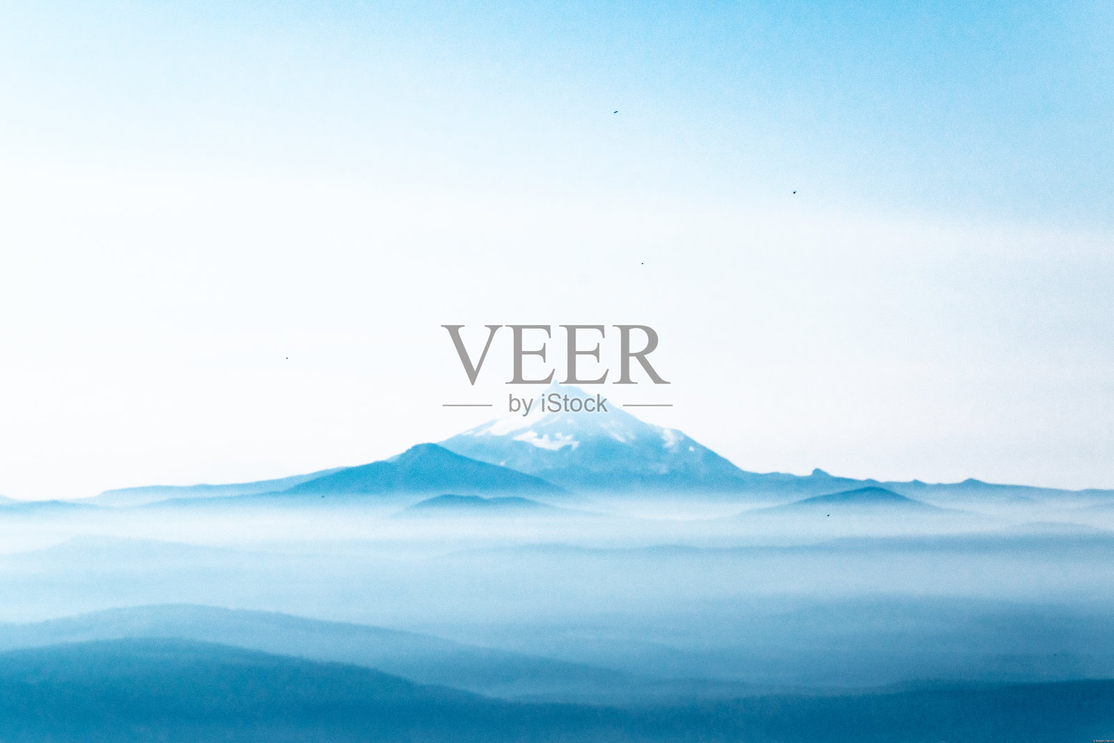 俄勒冈州秋天的一天,杰斐逊山在雾霭中升起照片摄影图片